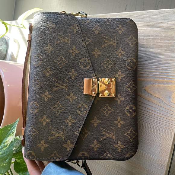 Louis Vuitton Pochette Metis Review - by Kelsey Boyanzhu